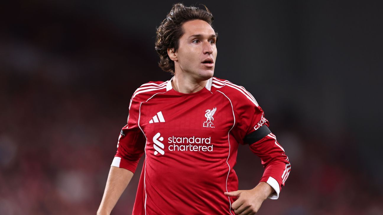 意大利的加图索在世界杯附加赛前将基耶萨送回家。