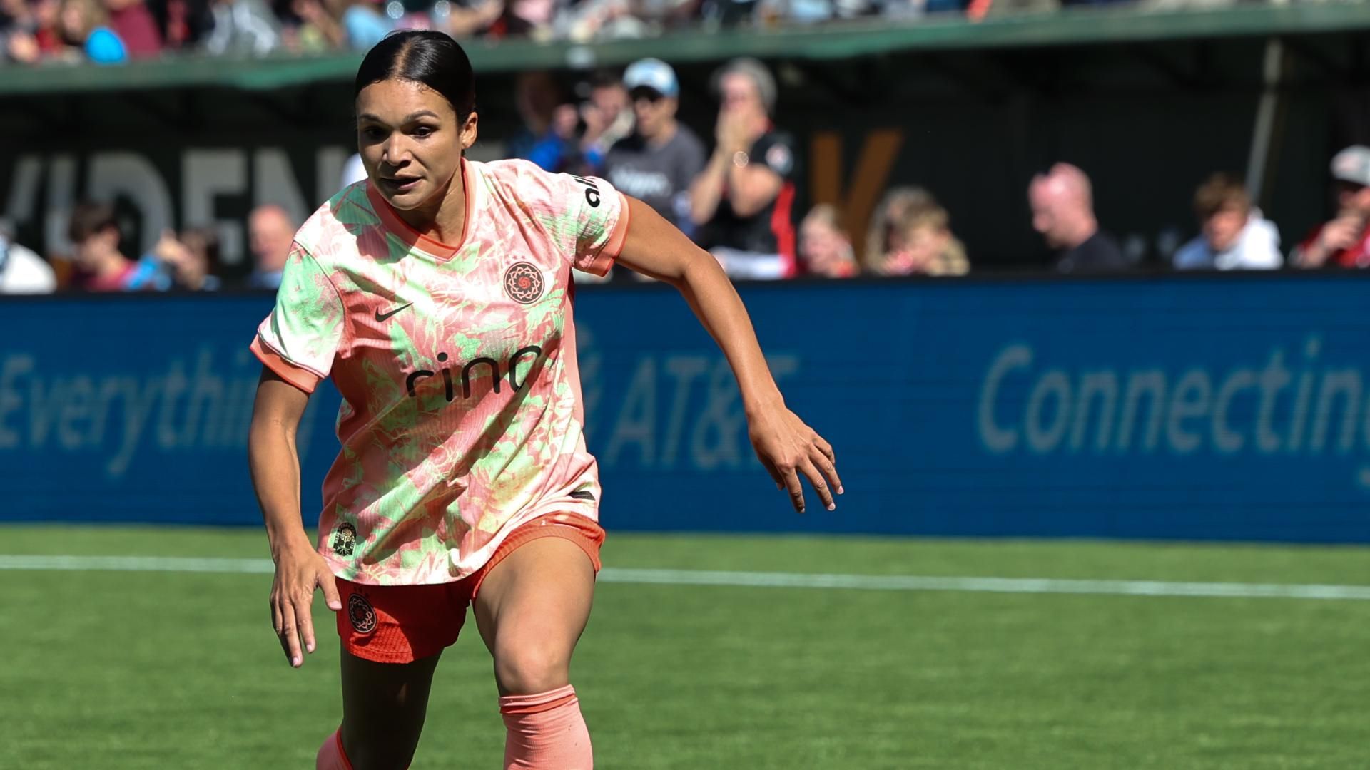 索菲娅·威尔逊感谢美国女足国家队回归路上的开拓者母亲们