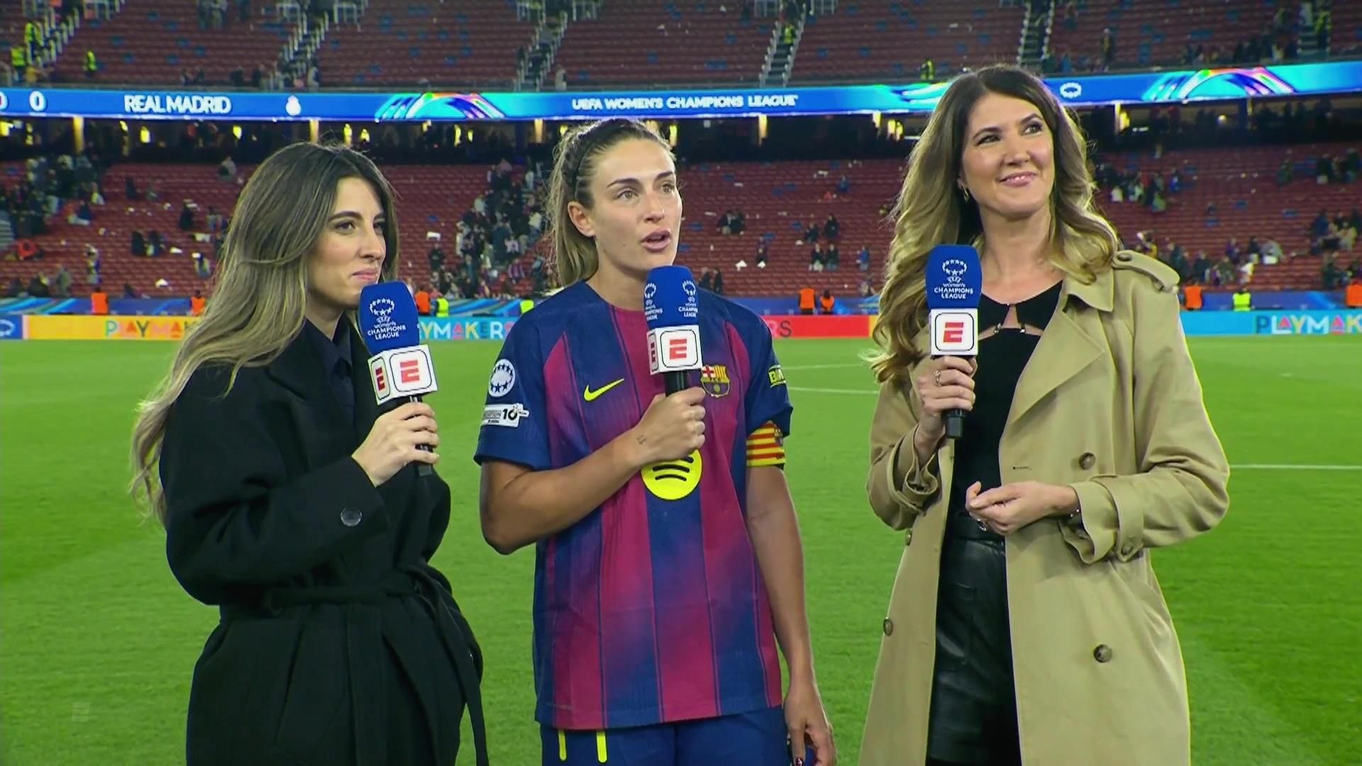 巴塞罗那队的阿莱克西娅·普特拉斯在“神奇”的诺坎普之夜向球迷致意。