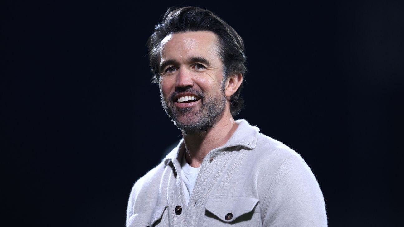 雷克瑟姆队共同老板罗布·麦克亨尼在比赛前为考文垂球迷提供观赛之旅。